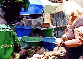Ghata kauft Wurzeln auf einem Markt im Senegal